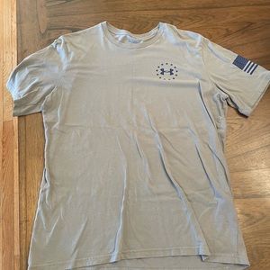 Mens Under Armour T-shirt, size large.